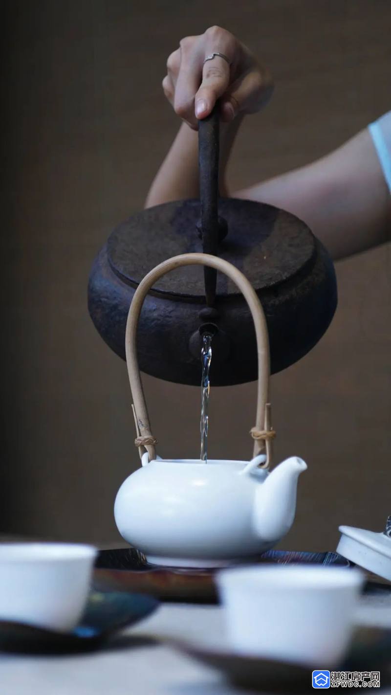 走进自我的冥想世界洗一泡香茗茶与水交融在壶内示意图|图源网络自得