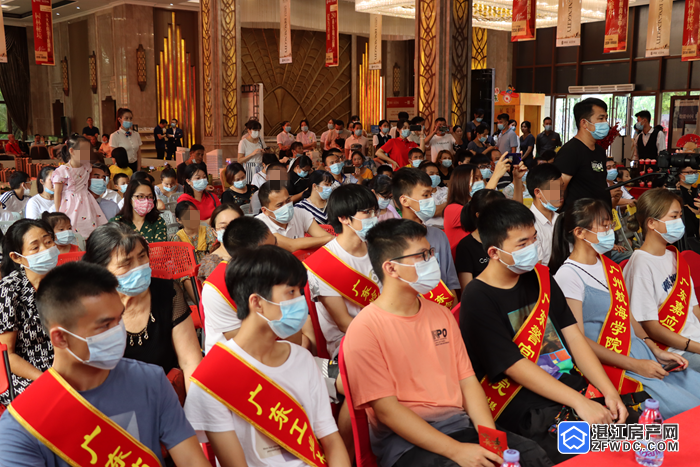 为嘉奖东盟城优秀学子们的优异成绩,鼎能集团 "马伟鹏先生助学基金会"